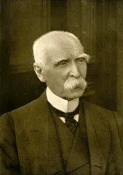 Sir Donald M. Stewart, Bart., ok. 1890, 1901.