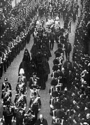 Królewscy żałobnicy po procesji pogrzebowej z Osborne House do Trinity Pier, 1901.