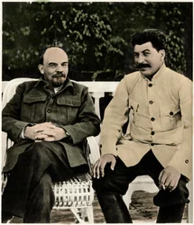 Lenin (Władimir Iljicz Uljanow) i Józef Stalin (Józef Wissarionowicz Dżugaszwili) Gorki, sierpień 1922 r. (zdjęcie)