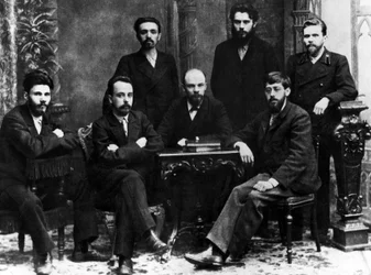 Lenin z grupą członków petersburskiego Związku Walki o Emancypację Klasy Robotniczej, Petersburg, luty 1897 (zdjęcie czarno-białe)