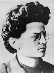 Leon Trocki jako młody student (zdjęcie czarno-białe)
