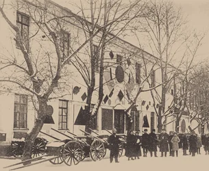 Malewicz i uczniowie szkoły artystycznej dekorujący Białe Koszary w Witebsku, grudzień 1919 r. (zdjęcie czarno-białe)