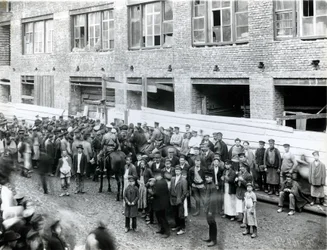 Robotnicy fabryczni w Sankt Petersburgu strajkują w proteście przeciwko masakrze w Lenie, 1912 r.