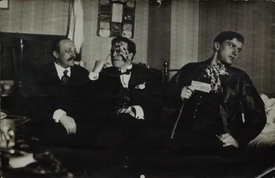Władimir Majakowski (po prawej) z Davidem Burlyuk (w środku) i Andrei Shemshurin, 1914, Moskwa