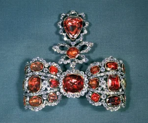 Broszka z kokardą wysadzana brylantami i spinelami o szlifie brylantowym, Pfisterer, 1764 (złoto, srebro, brylanty i spinele)