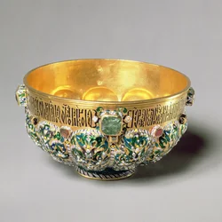 Zestaw misek tłoczonych z kamieniami kaboszonowymi i dekoracją polichromowaną, 1653 (złoto z kamieniami szlachetnymi i perłami)