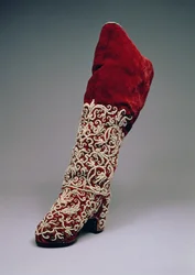 Botki damskie, 1650-1700 (skóra i aksamit z perłami)