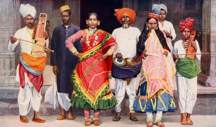 Tańczące dziewczęta nautch z towarzyszącymi muzykami, Indie, 1922.