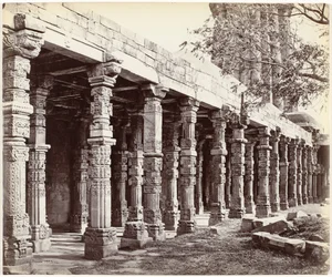 Kolumnada spotkała ornamenten aan de basis van de Qutb Minar w Delhi Kolumnada Filarów Hinduskich, w Kútubie, East Side (oryginalny tytuł na obiekcie)