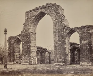 Delhi. Wielki łuk i żelazny filar w pobliżu Kutb Minar, ruiny starego Delhi