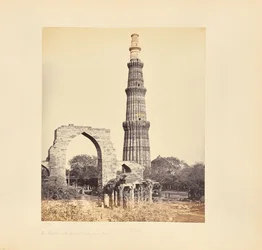 Delhi; Kutub Minar z Wielkim Łukiem, od zachodu