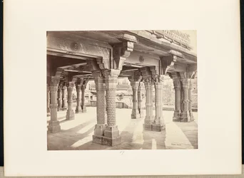 Futtypore Sikri; rzeźbione filary w Panch Mehal