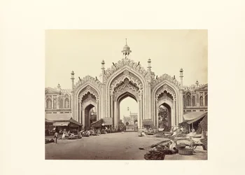 Lucknow; brama bazaru Hooseinabad
