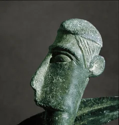Sardyńska kultura nuragijska (nuragi): brązowa głowa wojownika. VIII-VII wiek p.n.e. Cagliari, Museo Nazionale Archeologico, Sardynia, Włochy