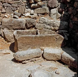 Kultura nuragi (nuraghi) Sardynii: ruiny miasta nuragi w megalitycznym miejscu Su Nuraxi: jedno z domostw. 1100-1050 pne. Barumini Sardynia Włochy