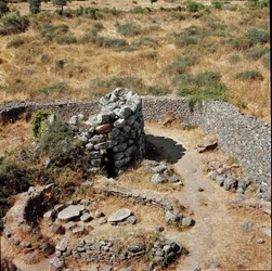 Kultura nuragi (nuraghi) Sardynii: ruiny miasta nuragów na megalitycznym miejscu Losa: jedna z wież obronnych. XV wiek p.n.e. Abbasanta Sardynia Włochy