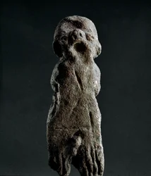 Kultura nuragijska (nuragi), sardyńska: terakotowa statuetka wotywna ze świątyni w Abini. Datowana na okres przednuragijski (XXV-XVIII wiek p.n.e.), eneolit. Cagliari, Narodowe Muzeum Archeologiczne, Sardynia, Włochy