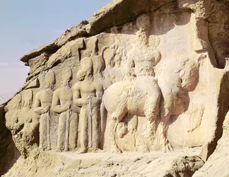 Relief naskalny przedstawiający Szapura I (AD 241-272) i jego rodzinę noszących herby na kapeluszach (zdjęcie)