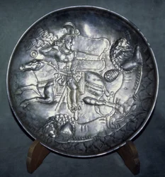 Półmisek przedstawiający króla Ardaszira II (r.379-86), z Sari, Mazandaran, ok. 1930 r. AD 380 (srebro ścigane i nacinane)