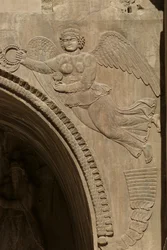 Geniusz trzymający miskę owoców, symbolizującą obfitość, ze spandreli aivanów, 590-628