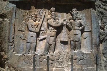 Relief na zewnątrz grot przedstawiający inwestyturę króla Ardeshira II (379-383), z grot Sassanian Taq-e Bostan