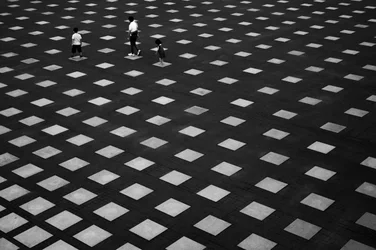 Ludzie na geometrycznym tle