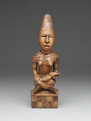 Siedząca postać kobiety z dzieckiem (pfemba) Yombe Group, Kongo Peoples (drewno, szkło lub mika i bejca)