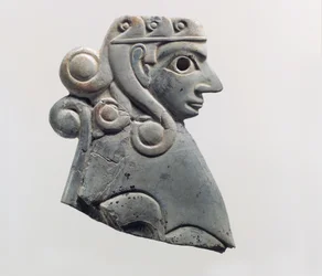 Tabliczka meblowa: żeński sfinks z lokami w stylu Hathor, ok. XVIII w. p.n.e. (kość słoniowa hipopotama)
