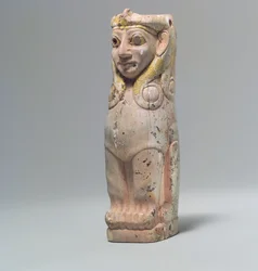 Wspornik meblowy: żeński sfinks z lokami w stylu Hathor, ok. XVIII w. p.n.e. (kość słoniowa hipopotama, złota folia)