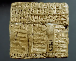 Cywilizacja asyryjska: grawerowane pudełko z pismem klinowym dotyczące wydobycia dwóch kopalni srebra. Stambuł, Muzeum Archeologiczne