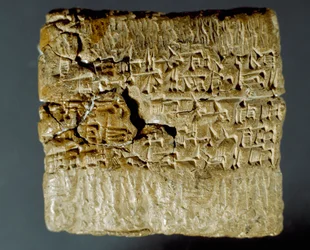 Cywilizacja asyryjska: grawerowane pudełko z pismem klinowym dotyczące wydobycia dwóch kopalni srebra. Stambuł, Muzeum Archeologiczne