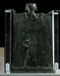Sztuka Wschodu, Asyria (Mezopotamia): broszura przedstawiająca egzorcyzm (brąz, tył), antyk. Paryż, Musee du Louvre