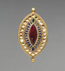 Wisiorek w kształcie migdała, 400-600 (złoto, lapis lazuli, granat i szkło)