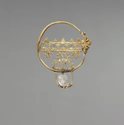 Kolczyk ażurowy, okres wczesnobizantyjski, 600-800 (złoto z koralikiem z kryształu górskiego)