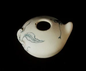 Niebiesko-biała naczynie na wodę w formie brzoskwini, od Annan (porcelana)