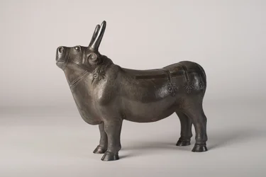Bull (srebrny z dekoracją ściganą i repusowaną)