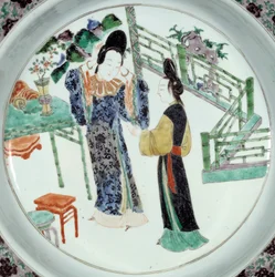 Sztuka chińska: „Dwie elegancko ubrane kobiety”. Ceramiczny talerz z XVIII wieku. Paryż, Muzeum Guimet, Narodowe Muzeum Sztuki Azjatyckiej