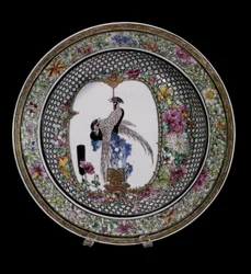 Sztuka chińska: ceramiczny talerz famille rose, zdobiony ptakami i kwiatami. Panowanie Qianlonga (1736-1795). Paryż, Musée Guimet, Narodowe Muzeum Sztuki Azjatyckiej