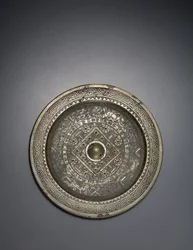 Okrągłe lustro „TLV”, dynastia Xin, 9-24 AD (brąz)