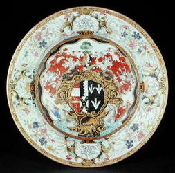 Talerz obiadowy malowany emaliami famille rose w stylu rokoko z herbem Leake Okeover Esq., okres Kangxi (1662-1722) (porcelana)