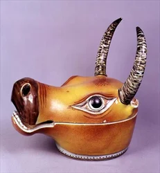 Famille różana waza z głową wołu, górna głowa tworząca zdejmowaną pokrywę, okres Chien Lung (1736-95) (porcelana)