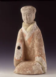 Pani Sądu. Chiny, Epoka Zachodniej Han (206 AV - 220 AD), 60 cm H. Statuetka z terakoty.