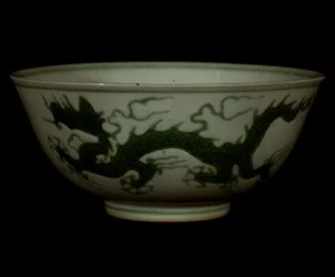 Miska zielonego smoka Ming, okres Hong-hsi, ok. 1425-35 (porcelana)