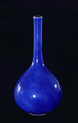 Wazon niebieski pudrowany, dynastia Qing (1644-1912) (ceramika)