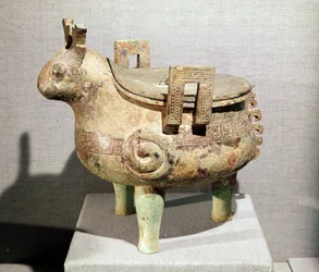 Ofiarna figurka zwierzęcia „hsi-ting”, z Shucheng, Anhui, dynastia Chou, VII-VI wpne (brąz)