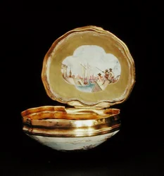 Tabakiera w formie muszli, okres Qianlong (1736-95) ok. 1760 (porcelana) (patrz także 210140)