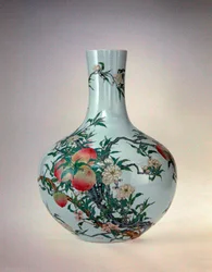 Wazon z brzoskwiniami, okres Qianlong (1736-95) (porcelana pokryta emaliami)