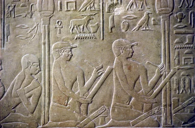Starożytny Egipt, relief/rzeźba, grobowiec Merereuka, mastaba Merereuka, VI dynastia, Sakkara, starszyzna wioski zmuszona do przyznania się urzędnikom do błędnych zeznań podatkowych (zdjęcie ilustracyjne)