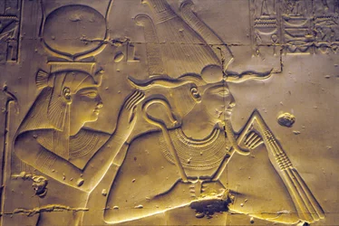 Starożytny Egipt, malowidło ścienne/rzeźba, bogini Izyda obejmuje siedzącego męża, Ozyrysa, świątynia Setiego I, Abydos