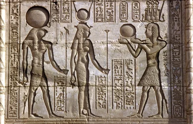 Muinainen Egypti, seinämaalaus/kaiverrus, Horus ja Isis saavat uhrin faraolta, Hathorin temppeli, Dendera (valokuva)kiillotus